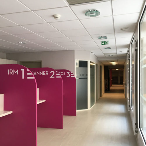 Signalétique décorative guichet d'accueil centre d'imagerie médicale