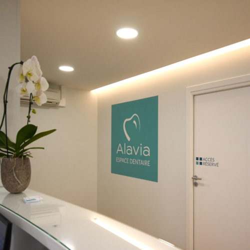Alavia - Signalétique intérieure en adhésif pour cabinet dentaire avec pictogrammes