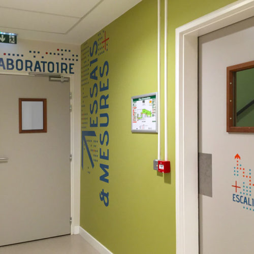 Signalétique et habillages muraux à l'entrée des laboratoires du FCBA à Champs sur Marne