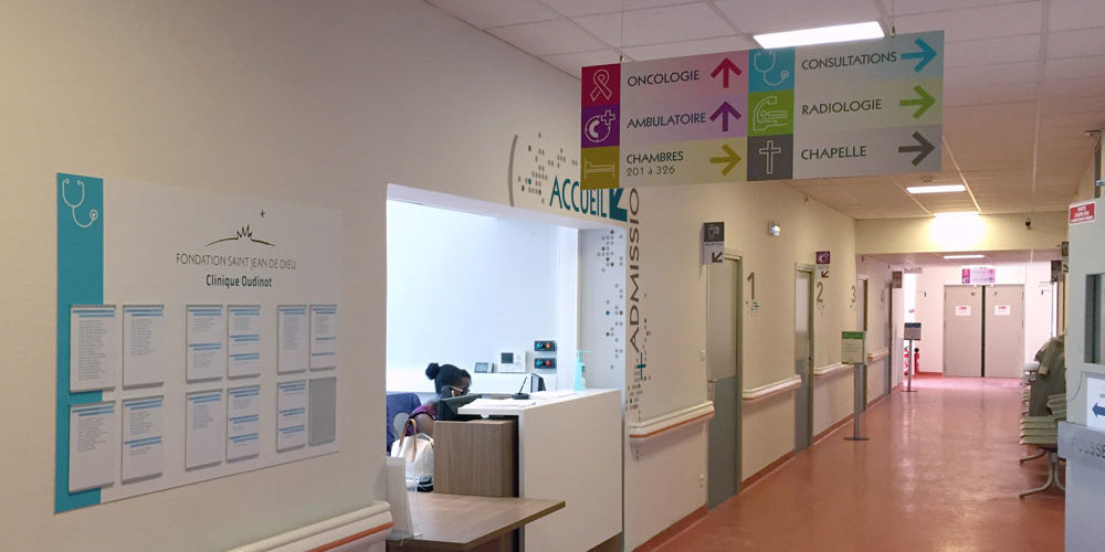 Signalétique dans le hall d'accueil d'une clinique à Paris