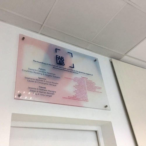 Réalisation plaque PMMA (plexi) avec impression en recto verso montée sur entretoise