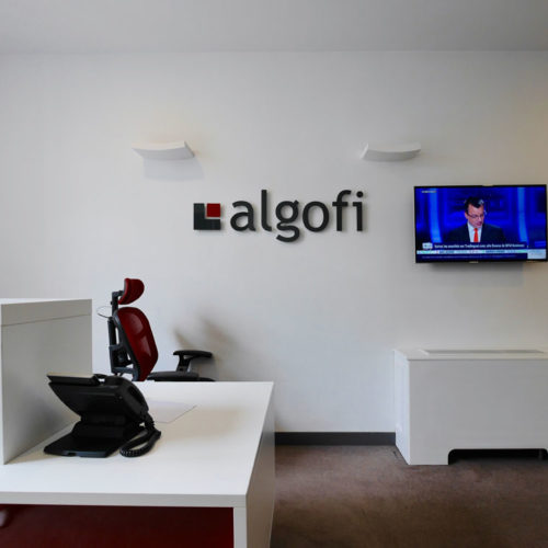 Logo lettrage relief entrée des bureaux d'ALGOFI