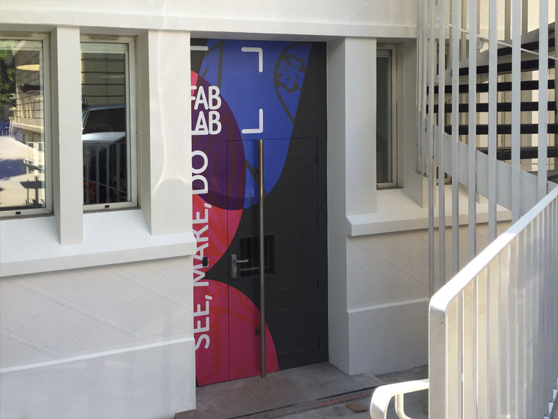 Marymount international School Paris - Habillage porte d'entrée FABLAB