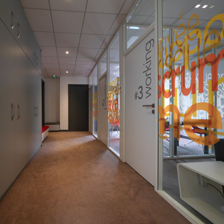 Algofi - Création de design mural et vitrophanies pour des bureaux à Paris