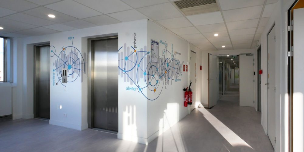 E*Message - Réalisation de décors muraux et vitrophanies sur un plateau de bureau à Suresnes