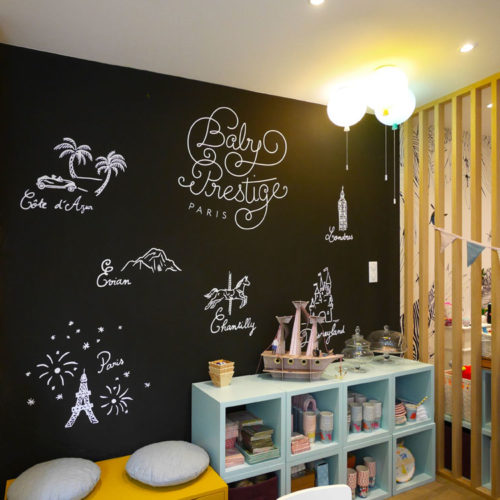 Decor mural en adhesif realise sur mesure pour la boutique Baby Prestige a Chatillon