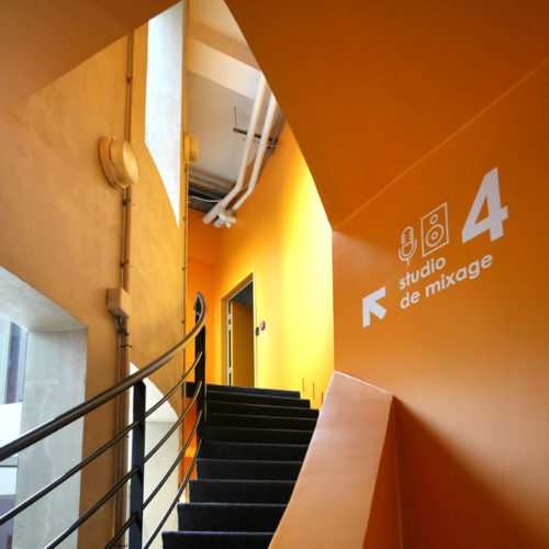 Signaletique directionnelle dans les escaliers des nouveaux locaux d'HIVENTY a Boulogne