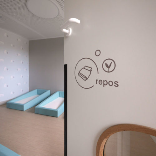 Signaletique interieure creche inclusive les bullotins espace repos