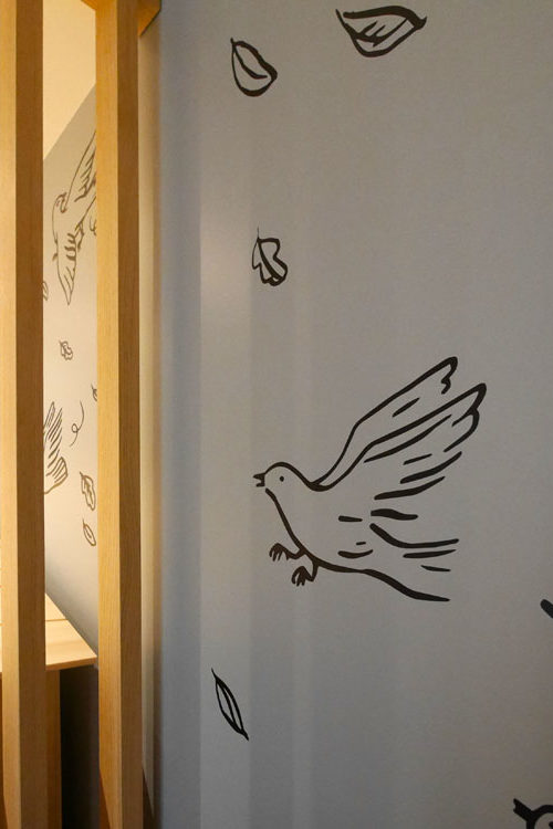 Detail d'un decor mural en adhesif realise sur mesure pour la boutique Baby Prestige a Chatillon