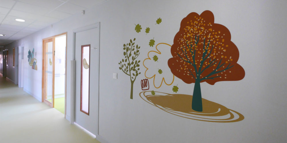 Habillage mural décoratif dans les circulations de la Maison d'Enfants à Caractère Social (MECS) de Worhmout AFEJI
