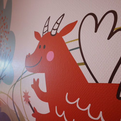 Habillage mural Dragon dans la grande salle d'activité de la Maison d'Enfants à Caractère Social (MECS) de Worhmout AFEJI