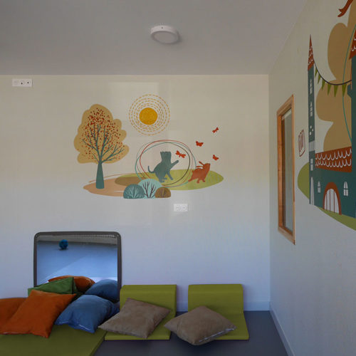 Habillage mural dans la salle d'activité des grands de la Maison d'Enfants à Caractère Social (MECS) de Worhmout AFEJI