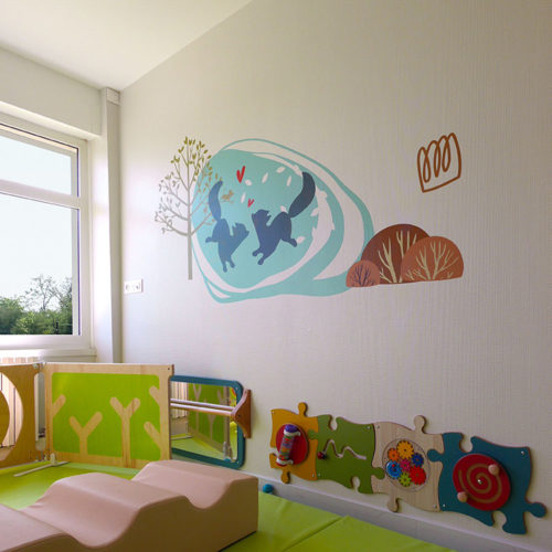 Habillage mural dans la salle de psychomotricité des nourrissons de la Maison d'Enfants à Caractère Social (MECS) de Worhmout AFEJI