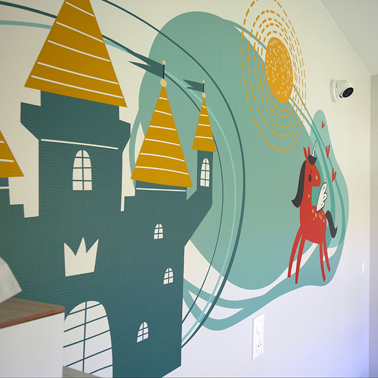 Habillage mural Château et Licorne pour les salles des nourrissons de la Maison d'Enfants à Caractère Social (MECS) de Worhmout AFEJI
