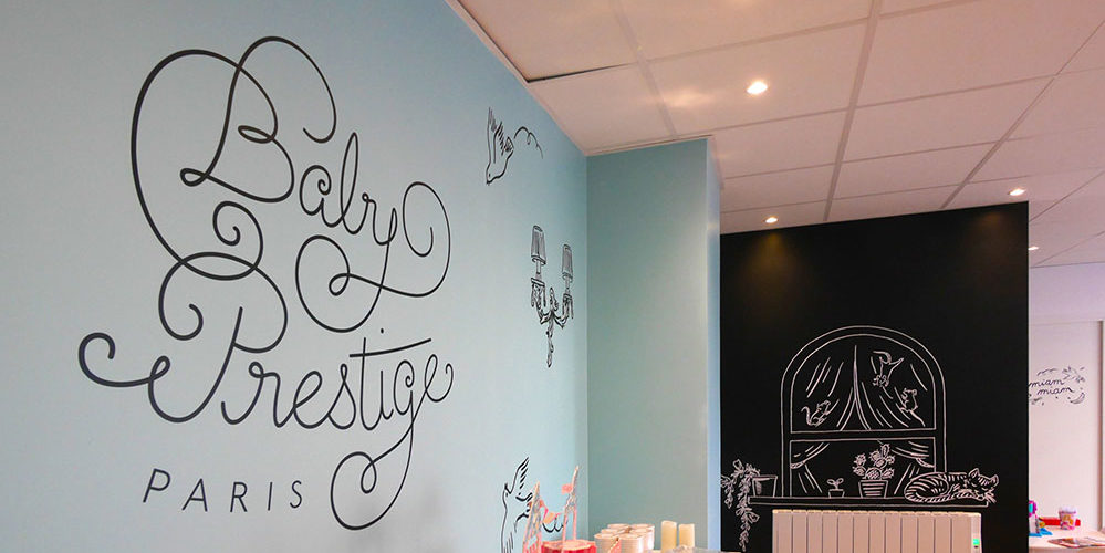 Habillage mural en adhesif realise sur mesure pour la boutique Baby Prestige a Chatillon